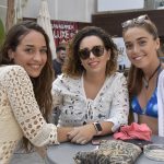 chicas guapas en el tardeo de Jardines del Mar