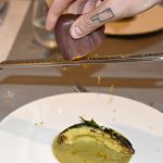 Aguacate con mole verde y hueva de mujol