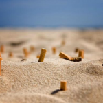 colillas en la playa