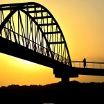 puente-al-anochecer-768×512