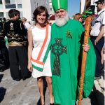 Luisa-Boné-posa-con-San-Patricio