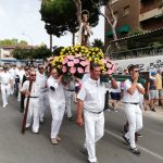 bajando el trono de la Virgen en la procesión Virgen del Carmen en Campoamor