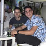 jardines-del-mar-en-dehesa-de-campoamor-amigos-tomando-copas