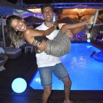 jardines-del-mar-en-dehesa-de-campoamor-camareros-de-este-pub-con-piscina