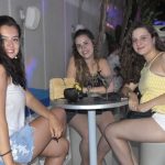 jardines-del-mar-en-dehesa-de-campoamor-chicas-en-mesa-tomando-copas