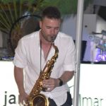 jardines-del-mar-en-dehesa-de-campoamor-saxofonista-2
