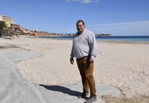 Ángel Noguera concejal de infraestructuras de Orihuela en la Playa de la Glea de Campoamor