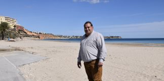 Ángel Noguera concejal de infraestructuras de Orihuela en la Playa de la Glea de Campoamor