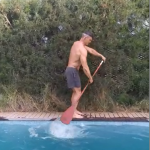 haciendo-kayak-en-la-piscina
