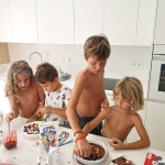 niños-jugando-en-la-cocina