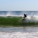 deportista orihuela costa haciendo surf en la zenia