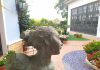 terraza del restaurante casa alfonso de campoamor, destaca por su decoración, obras de arte y jardinería