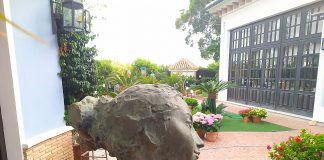terraza del restaurante casa alfonso de campoamor, destaca por su decoración, obras de arte y jardinería