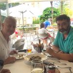 amigos comiendo en el restaurante El Pony en Dehesa de Campoamor