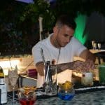 camarero-preparando-un-coctel