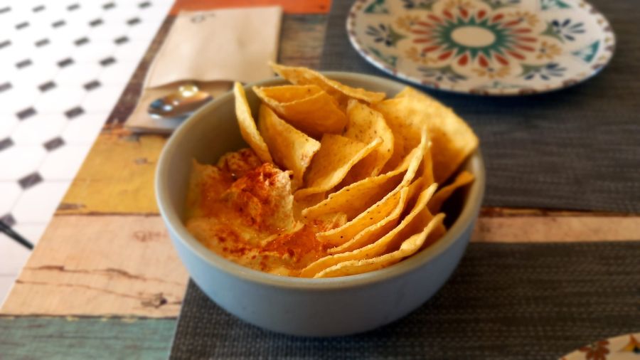 Humus con nachos