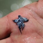 dragon azul y mano