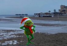 Los Papás Noel en pausa: desde la playa de la Zenia se mira al cielo y se cruzan los dedos