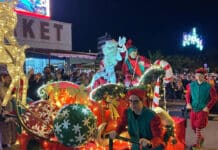 Papá Noel vuelve a conquistar Orihuela Costa con un desfile multitudinario lleno de magia e ilusión