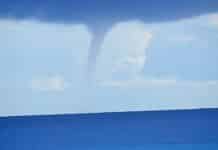 Una manga marina frente a Campoamor sorprende a los vecinos