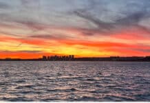 La bandera de España sobre Campoamor. Un atardecer que dice mucho más de lo que parece
