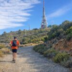 hombre subiendo al pico de Carrascoy cerca de La Murta