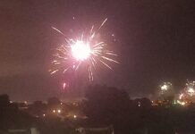 Orihuela Costa celebra el año nuevo iluminando el cielo con fuegos artificales