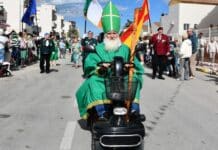 Cabo Roig se tiñe de verde en el multitudinario desfile de Saint Patrick’s Day en Orihuela Costa