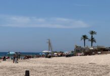 Campoamor se adelanta al verano: playas llenas, más de 30 grados y un mar espectacular