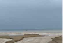 El río Nacimiento vuelve a llevar agua hasta la playa tras las lluvias en Campoamor