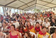 Cientos de aficionados vibran con España en la pantalla gigante de la Playa de la Glea
